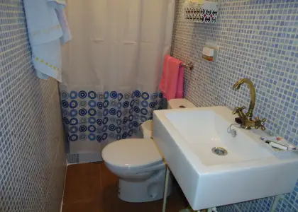 Se vende casa semi-amueblada de cinco dormitorios en buena zona en Manzanares