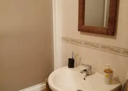 Venta de adosado de tres dormitorios y dos baños con buhardilla en zona residencial en Manzanares
