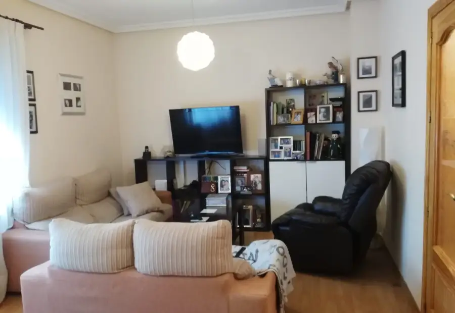 Venta de adosado de tres dormitorios y dos baños con buhardilla en zona residencial en Manzanares