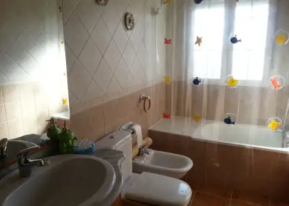 Venta de casa adosada con estupendo jardín en zona residencial a pocos metros del centro en Manzanares