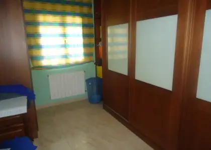 Venta de casa adosada de dos plantas en zona residencial en Manzanares