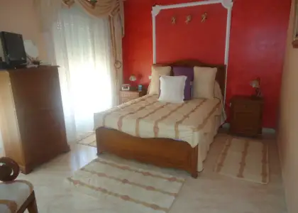 Venta de casa adosada de dos plantas en zona residencial en Manzanares