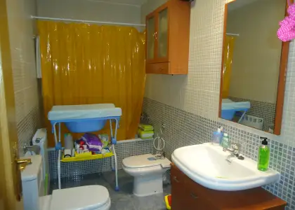 Venta de casa de cuatro dormitorios muy luminosa y con patio en Manzanares