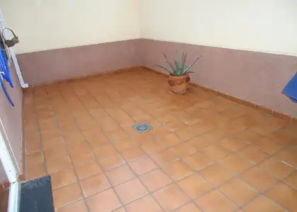 Venta de casa de cuatro dormitorios muy luminosa y con patio en Manzanares