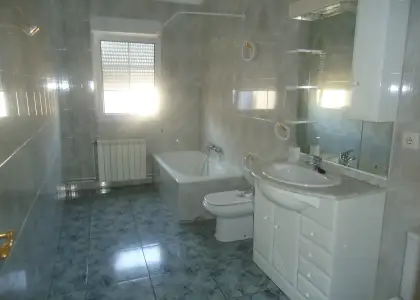 Venta de casa espaciosa, luminosa, con cinco dormitorios y local planta baja en Manzanares