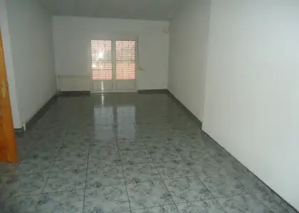 Venta de casa espaciosa, luminosa, con cinco dormitorios y local planta baja en Manzanares