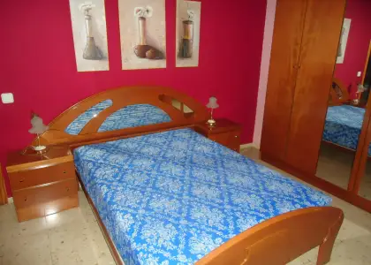 Venta de piso de cuatro dormitorios con patio en zona residencial en Manzanares