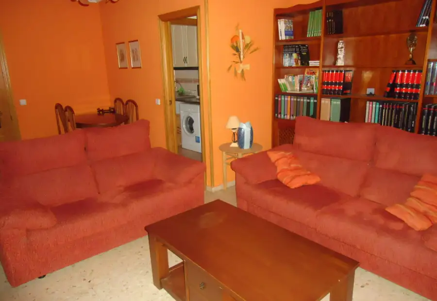 Venta de piso de cuatro dormitorios con patio en zona residencial en Manzanares