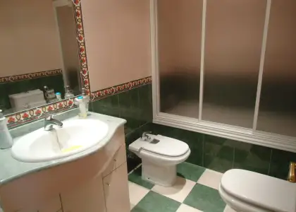 Venta de piso de cuatro dormitorios y dos baños centrico, con cochera cerrada en Manzanares