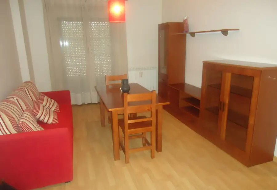 Venta de piso de dos dormitorios nuevo totalmente amueblado con garaje y trastero en Manzanares