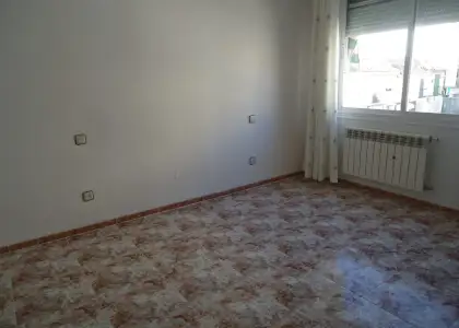 Venta de piso de tres dormitorios en el centro de Manzanares a espaldas del gran teatro en Manzanares