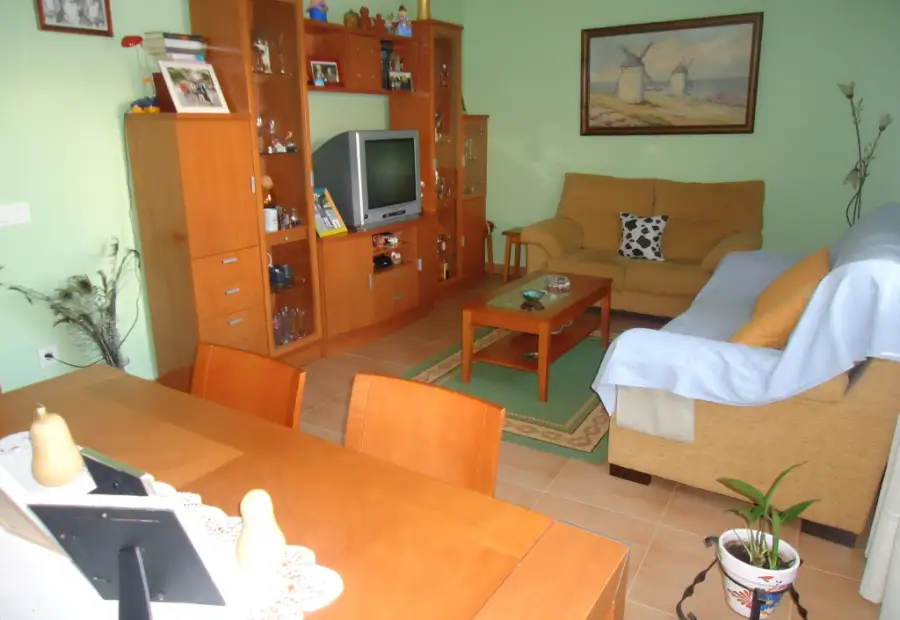 Venta de piso en planta baja con tres dormitorios en zona residencial en Manzanares