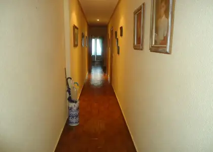 Venta de piso totalmente céntrico con cuatro dormitorios y cochera cerrada en Manzanares