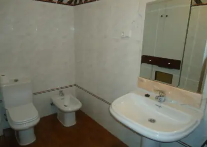 Venta de piso totalmente céntrico con cuatro dormitorios y cochera cerrada en Manzanares